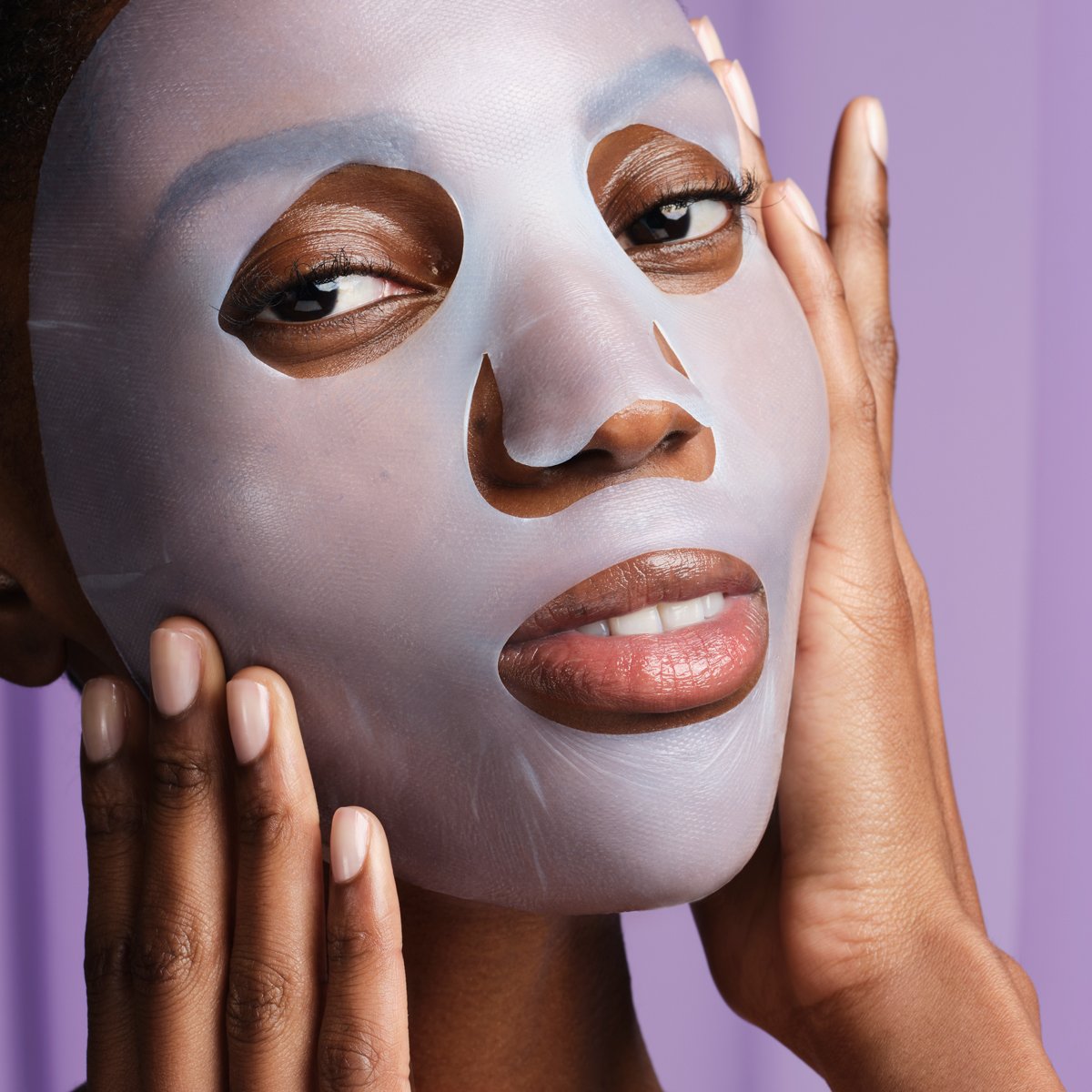 LuminousDeepHydrationLiftingMask-pdp-HowToUse-model-1200x1200-1.jpg