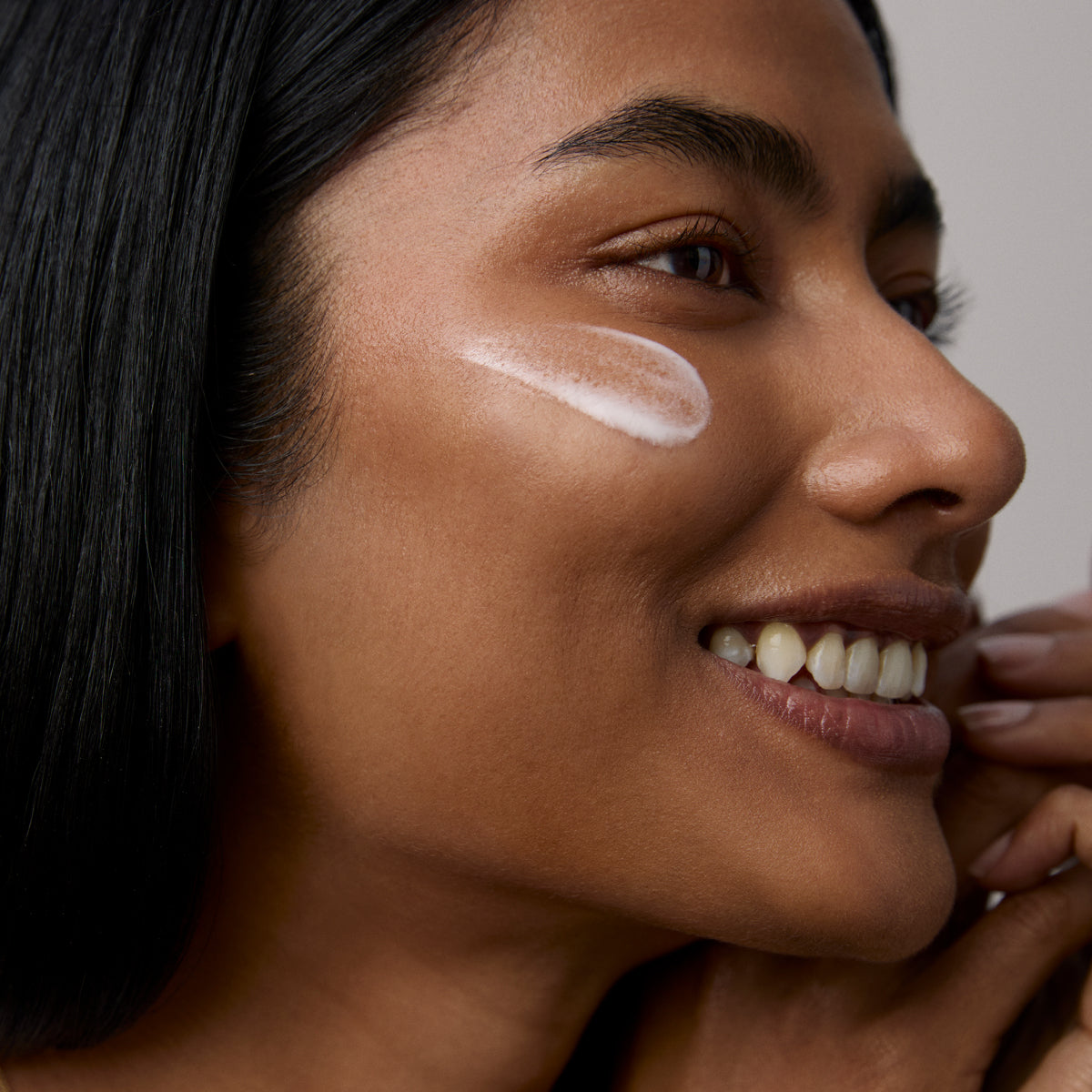 SilkSerum-Aug26-Ppage-ModelApplication.jpg