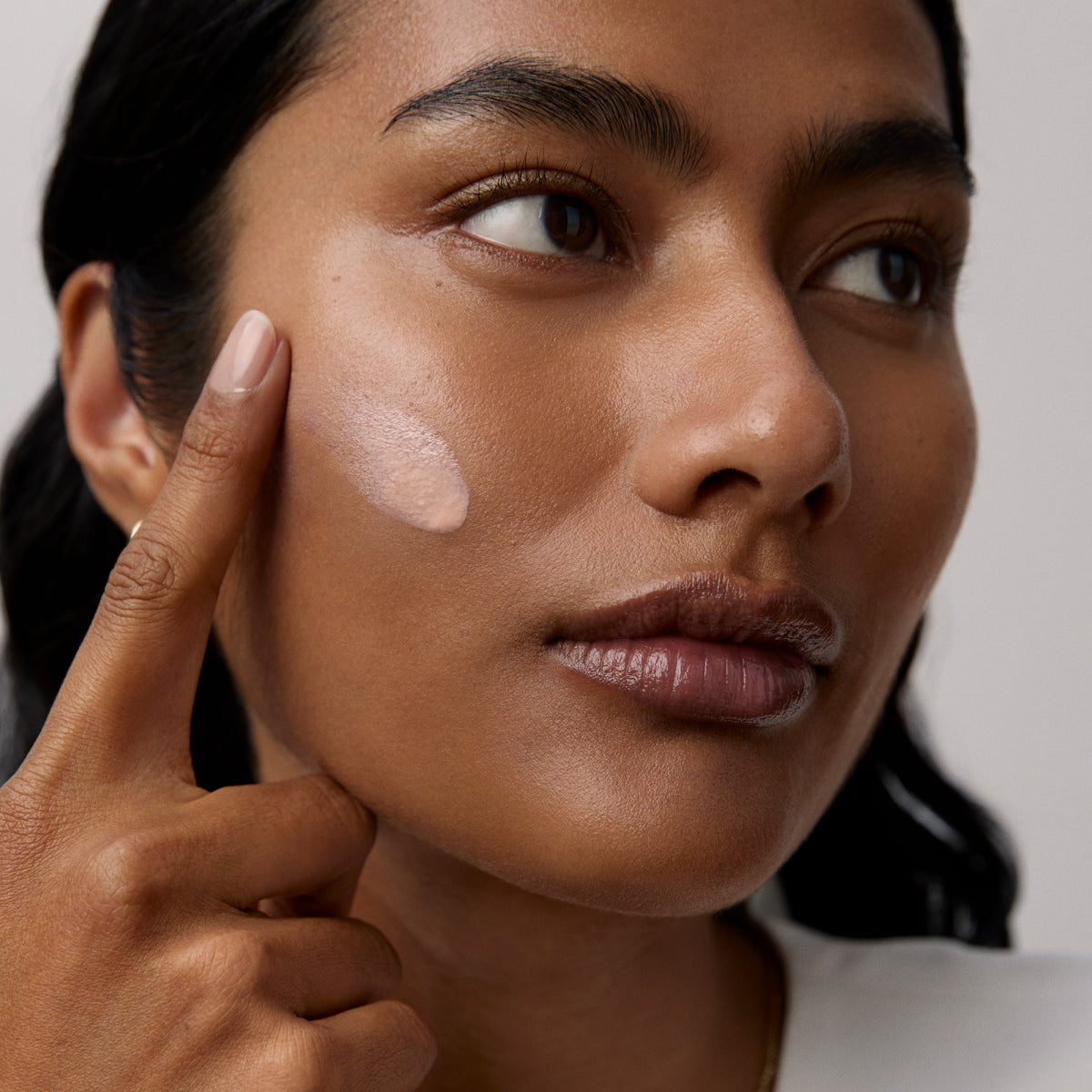 SilkSunscreen-Aug26-Ppage-ModelApplication.jpg